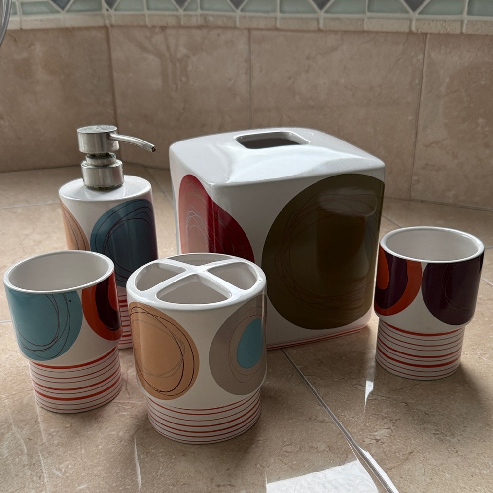 Last chance: Colorful Bathroom Accessory Set